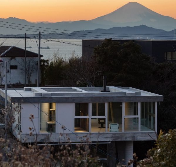 日本建筑师打造悬浮山坡之家，自然元素融入现代设计