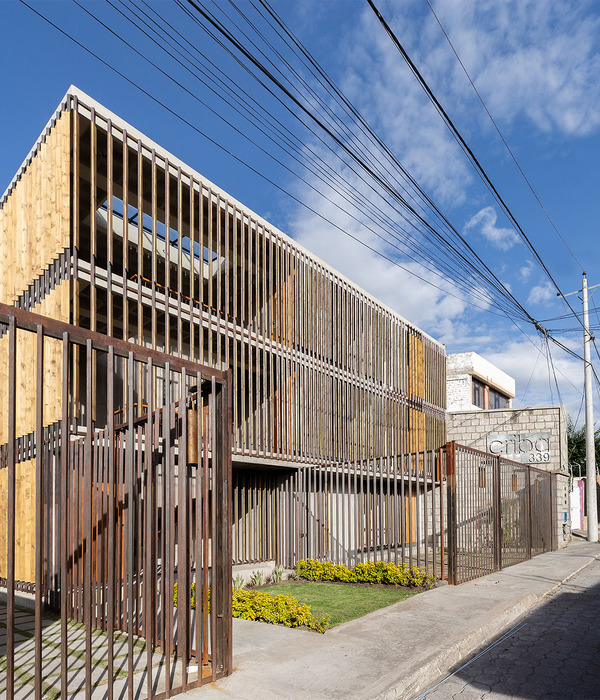 厄瓜多尔 Edificio Criba 住宅楼 | 竖向百叶外表皮连接建筑与城市街道