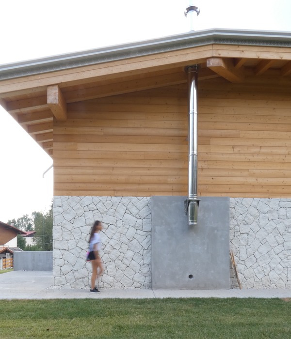 70 年代老别墅焕发新生，现代风格设计成亮点