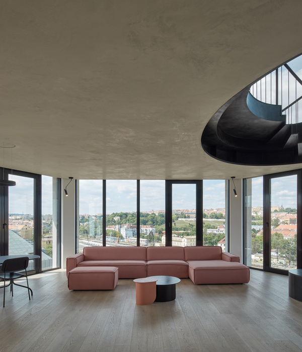 Prague Penthouse | 城市景观与室内空间的边界融合