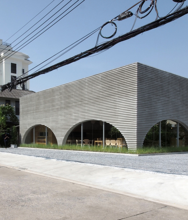 泰国曼谷 Khao Niao 餐厅+Onda 咖啡，波浪混凝土外墙打造宁静空间