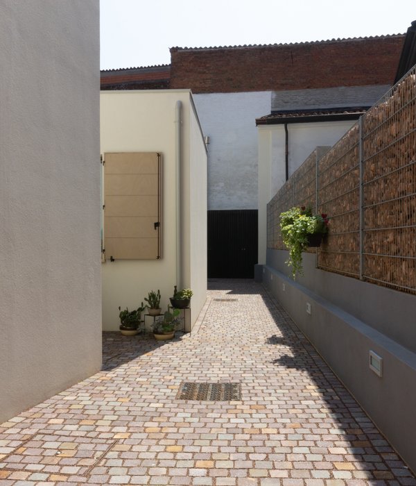 修复古城中心的“金色丰收之家”