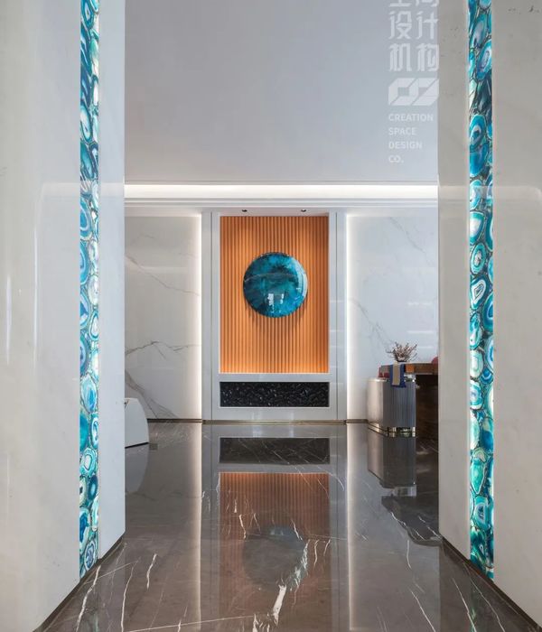 《秘境》 | 复古时尚，色彩斑斓，开放式空间的办公美学