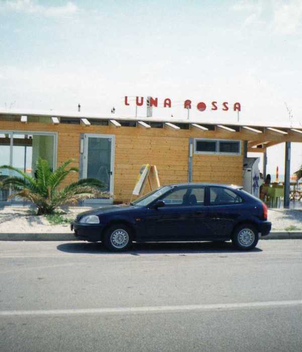 1998 年完成的意大利海滩度假设施 Luna Rossa