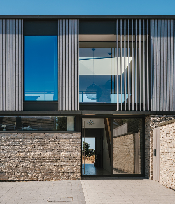 Waterside ‘Upside Down’ Artist’s Home Elevating Seaside Living / OB Architecture