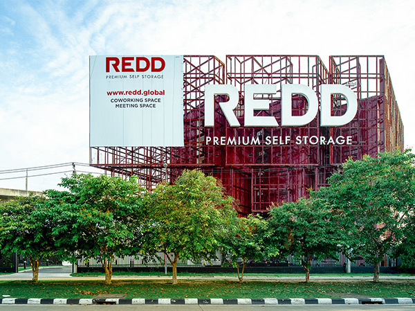 曼谷 REDD 自助仓储旗舰店 | 红与透明构建的视觉标识