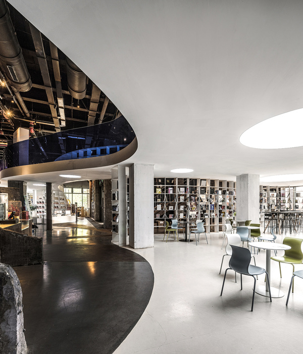 Bookstore in the Blast Furnace / hyperSity architects