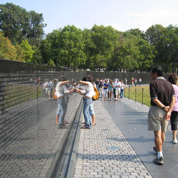 美国越南战争纪念碑——倒 V 字形的沉思空间
