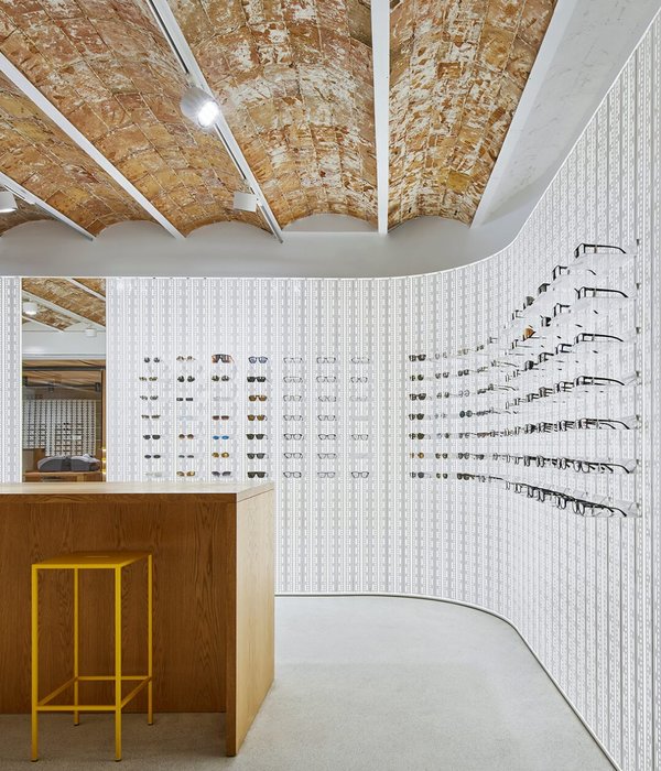 巴塞罗那 MYKITA 眼镜店 | 白色金属隔墙打造现代地方特色空间