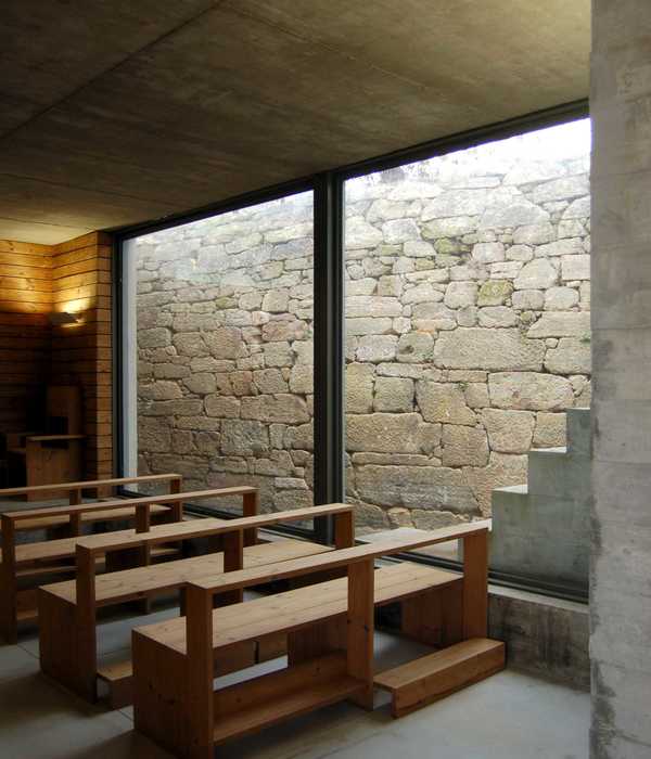 2011 年 Travassos Chapel 宗教建筑室内设计