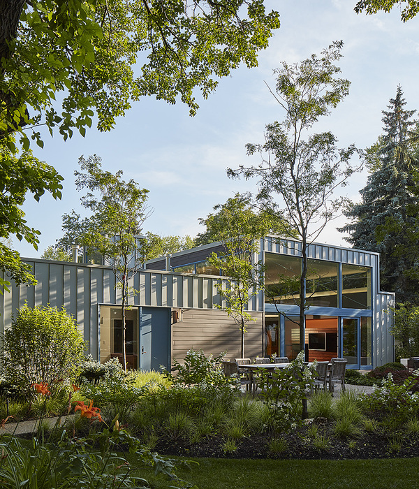 阳光庭院中的无障碍生活