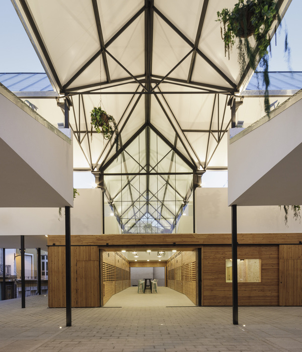 Municipal Food Market and Youth Center Rehabilitation / Ácrono Arquitectura + Blanca Esteras Serrano