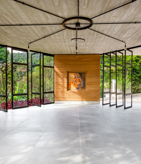 Jesuit Chapel / Solo Eduardo