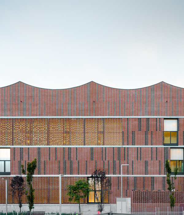 Camp del Ferro Sports Center / AIA + Barceló Balanzó Arquitectes + Gustau Gili Galfetti 