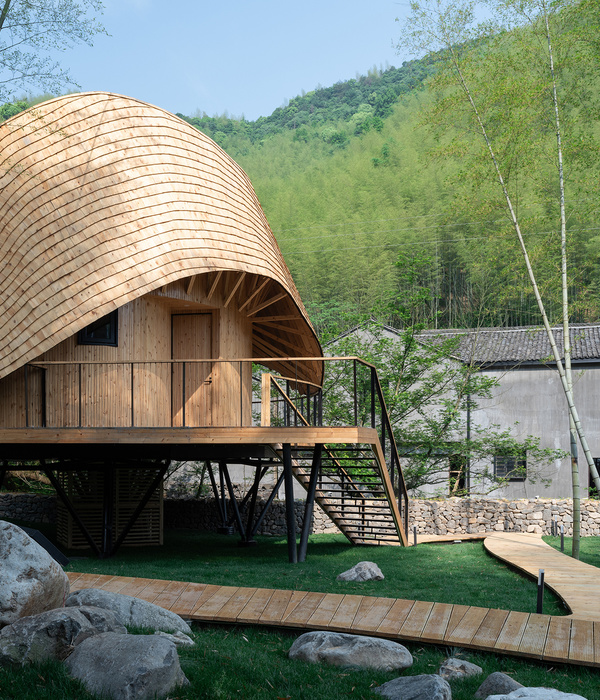 Treewow O - A Tree House of Curved Round Roof / MONOARCHI