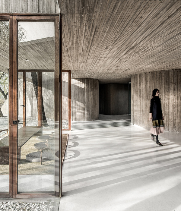 Waterside Buddist Shrine / ARCHSTUDIO