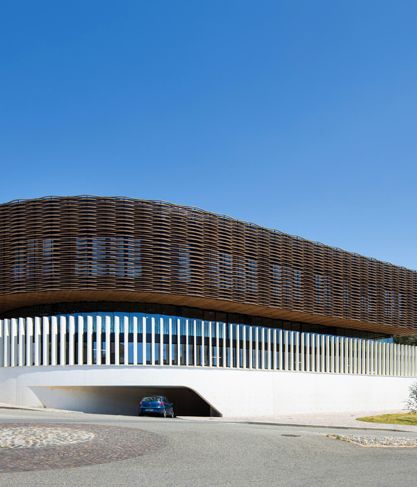 Communauté de Communes des Deux Rives Headquarters  / Marjan Hessamfar & Joe Vérons architectes associés