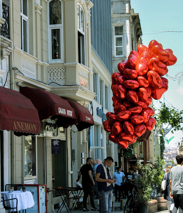 商业街区丨baloons under Galata.