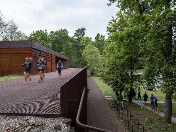 种满大树的标准跑道－西班牙小镇Olot体育公园 / RCR arquitectes & arqfoto拍摄 