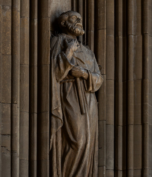 Personajes en la catedral de Vitoria