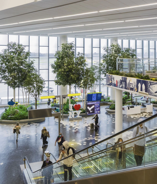 LaGuardia Airport Terminal B Concourse Parks