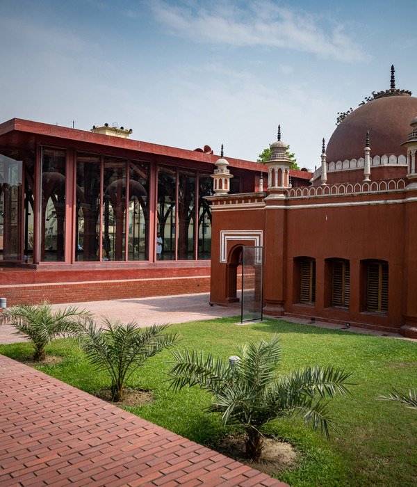 Red Mosque / Kashef Chowdhury - URBANA