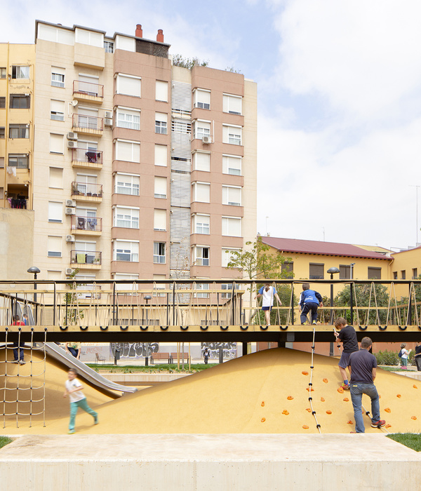 Playground Landscapes at Santa María Mazzarello Square / HDH arquitectos