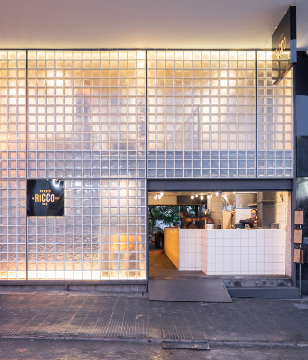 Ricco Burger Restaurant / BLOCO Arquitetos