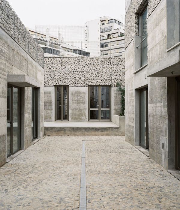 Three Exposed Concrete Façades / corpo  atelier