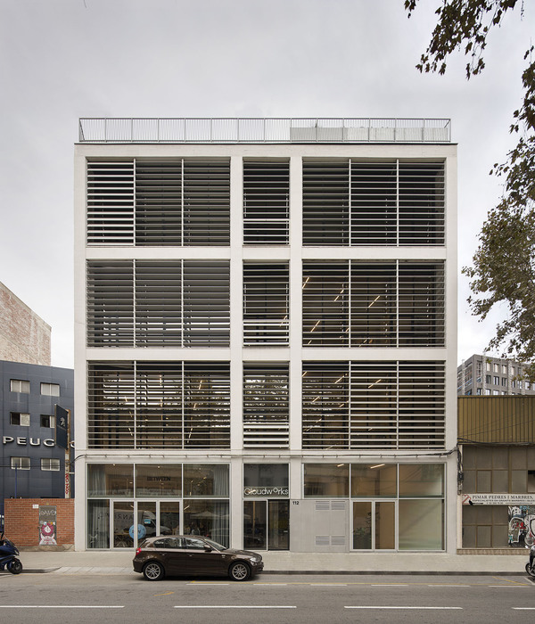 Transformation of an Industrial Building into an Office Building / Ida