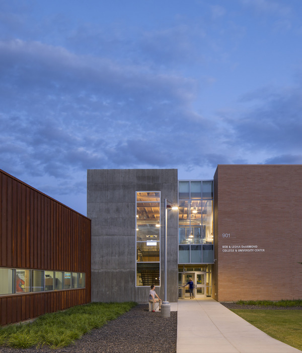 Bob & Leona DeArmond College & University Center  / Integrus Architecture