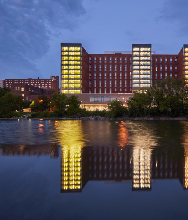 Iowa 大学 Elizabeth Catlett Hall——河畔学术家园