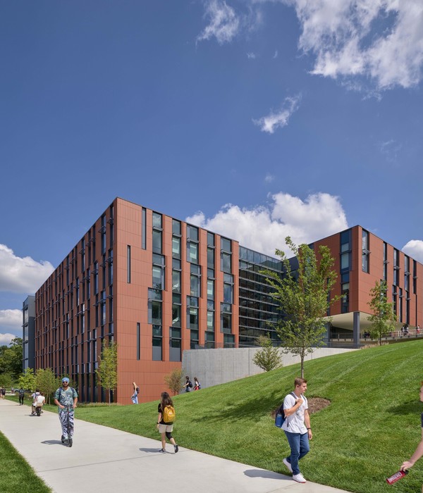 Clifton Court Hall, College of Arts & Sciences University of Cincinnati / LMN Architects