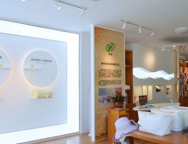 湖笔小镇韵峰丝绸展厅 | 灵动丝绸韵律的室内设计