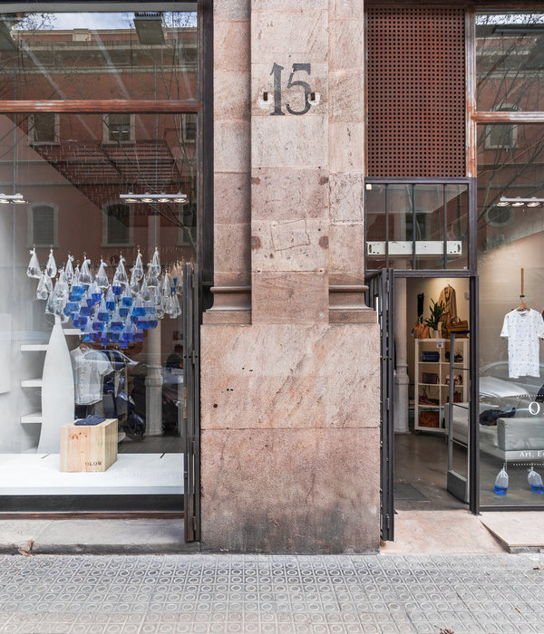 Liquid Modernity | Shopwindow for Olow in the IguapopShop store