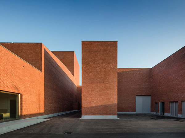 Llinars del Vallès礼堂剧院，西班牙 / Álvaro Siza Vieira + Aresta Arquitectura