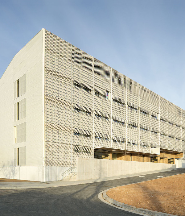 Multipurpose Hospital Building in the Parc Sanitari Pere Virgili / PMMT