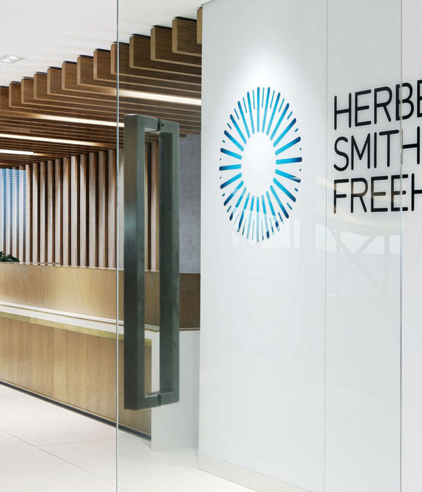 南非约翰内斯堡 Herbert Smith Freehills 办公室 - 自然木质温暖与现代化设计的完美融合