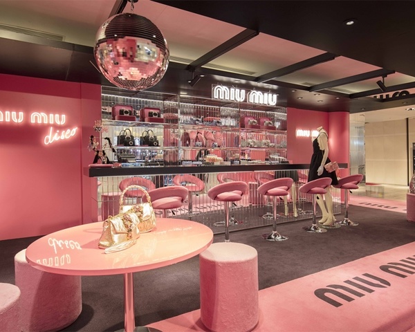 香港 Miu Miu Disco 快闪店，穿越时空的 70-80 年代迪斯科风情